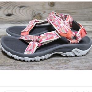 TEVA hurricane sandals sz7